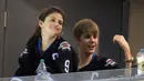 Selena Gomez dan Justin Bieber tertangkap berciuman saat Bieber tengah bermain Hockey di Los Angeles. (HawtCelebs)
