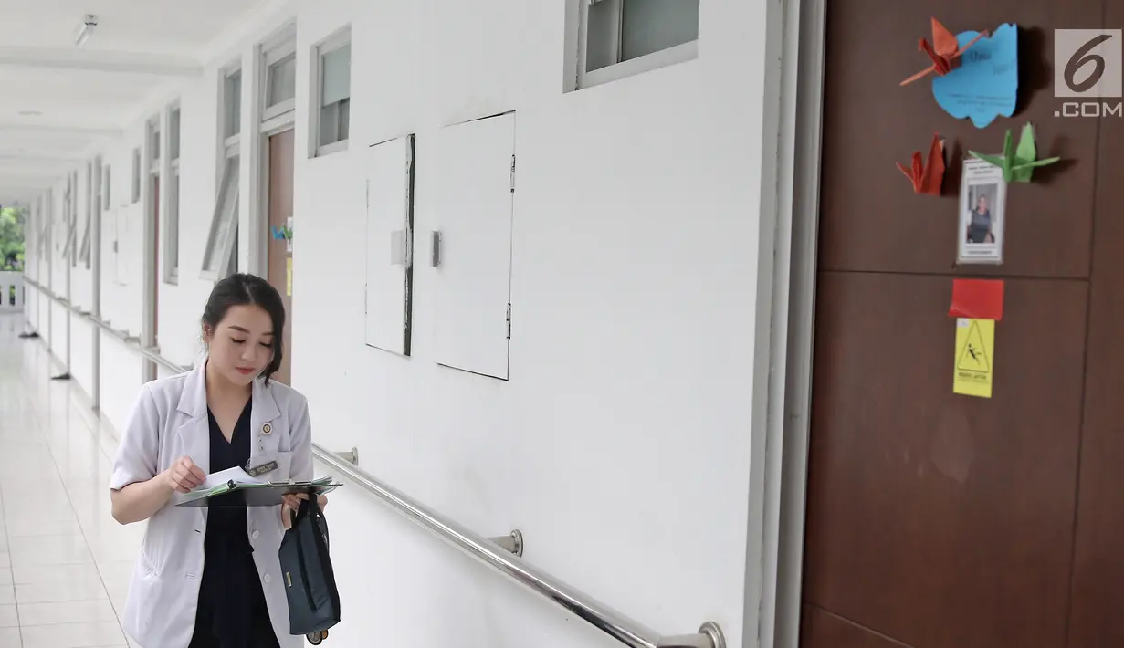Dokter melakukan visit ke kamar di rusun lansia yang ada di kawasan Cibubur, Jakarta, Selasa (24/4). Kementerian PUPR membangun satu twin block rusun khusus untuk lansia berjumlah 90 unit. (Liputan6.com/Herman Zakharia)