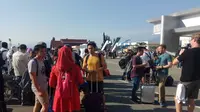 Suasana Bandara Mutiara Sis Al Jufri, Palu, Sulawesi Tengah (3/10). Banyak orang berbondong-bondong meninggalkan Kota Palu pasca-gempa dan tsunami yang melanda kawasan tersebut. (Ahmad Yusran/ Liputan6.com)