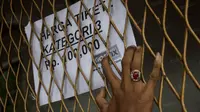 Tampak pengumuman yang diberikan oleh Kiostix selaku penjual tiket pada sebuah loket di Kompleks SUGBK, Jakarta Selatan, Jumat (2/12/2016). Per orang hanya diberikan jatah untuk membeli empat tiket. (Bola.com/Vitalis Yogi Trisna)