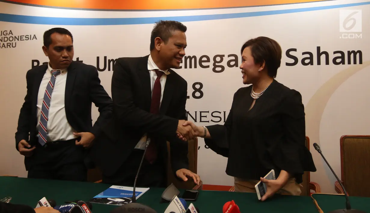 Direktur Programming SCM Harsiwi Achmad (kanan) bersalaman dengan Dirut PT Liga Indonesia Baru (LIB) Berlinton Siahaan usai memberi keterangan hasil RUPS PT LIB di Jakarta, Kamis (8/3). Liputan6.com/Arya Manggala)