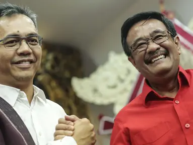 Pasangan calon gubernur Sumatera Utara Djarot Saiful Hidayat dan wakilnya Sihar Sitorus tersenyum saat pengumuman cagub-cawagub PDIP di kantor DPP PDIP Lenteng Agung, Jakarta, Minggu (7/1). (Liputan6.com/Faizal Fanani)