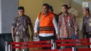 Bupati Hulu Sungai Tengah, Kalimantan Selatan Abdul Latif (tengah) kenakan rompi tahanan meninggalkan gedung KPK, Jakarta, Jumat (5/1). Abdul Latif diduga menerima suap pembangunan RSUD Damanhuri, Kalimantan Selatan. (Liputan6.com/Faizal Fanani)