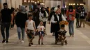 Warga Irak berjalan melalui pasar buku di Jalan Mutanabi Baghdad, Irak (18/5/2022). Kini Jalan Al-Mutanabbi dilengkapi dengan pameran seni, pembukaan galeri, festival buku dan festival lain. (AP Photo/Hadi Mizban)