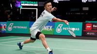 Kenta Nishimoto saat melawan Jonatan Christie pada pertandingan bulu tangkis tunggal putra Malaysia Open 2023 di Bukit Jalil Axiata Arena, Kuala Lumpur, Malaysia, Kamis (12/1/2023). Jonathan Christie kalah dua gim langsung dari Kenta Nishimoto dengan skor 15-21 dan 17-21. (AP Photo/Kien Huo)