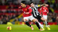 Pemain Manchester United, Lisandro Martinez (kiri), berebut bola dengan pemain Newcastle, Sandro Tonali, pada laga Liga Inggris antara Manchester United vs Newcastle di Manchester, Inggris, Jumat, 26 Desember 2025. (AP Photo/Dave Thompson)