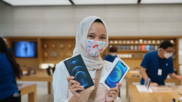 Pembeli pertama iPhone 12