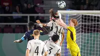 Kiprah penjaga gawang Timnas Jerman U-17, Konstantin Heide (kanan), sangat luar biasa dalam laga Final Piala Dunia U-17 2023 yang berlangsung di Stadion Manahan, Solo, Sabtu (2/12/2023). Sebagai kiper cadangan, dia tampil sebagai pahlawan bagi Die Mannschaft untuk merebut juara Piala Dunia U-17 2023. (Bola.com/Bagaskara Lazuardi)