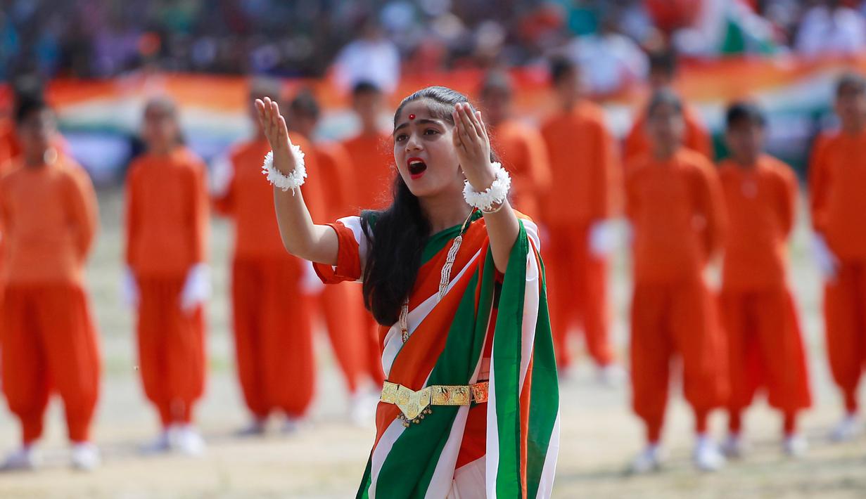 Seorang Siswi India melakukan tarian selama perayaan Hari Kemerdekaan India, di Jammu, India,  (15/8). India merdeka dari kolonialis Inggris pada tahun 1947. (AP Photo / Channi Anand)