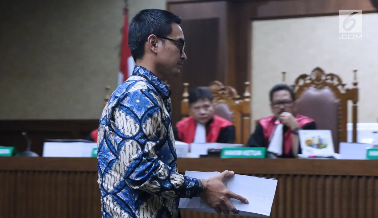 Terdakwa dugaan gratifikasi dan suap pengesahan APBD Provinsi Jambi, Zumi Zola saat sidang tuntutan di Pengadilan Tipikor, Jakarta, Kamis (8/11). Zumi Zola dituntut 8 tahun penjara denda Rp 1 miliar subsider 6 bulan. (Liputan6.com/Helmi Fithriansyah)