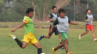 Syaiful Indra Cahya saat main bareng di klub lokal Ikhlas FC untuk jaga kondisi. (Iwan Setiawan/Bola.com)