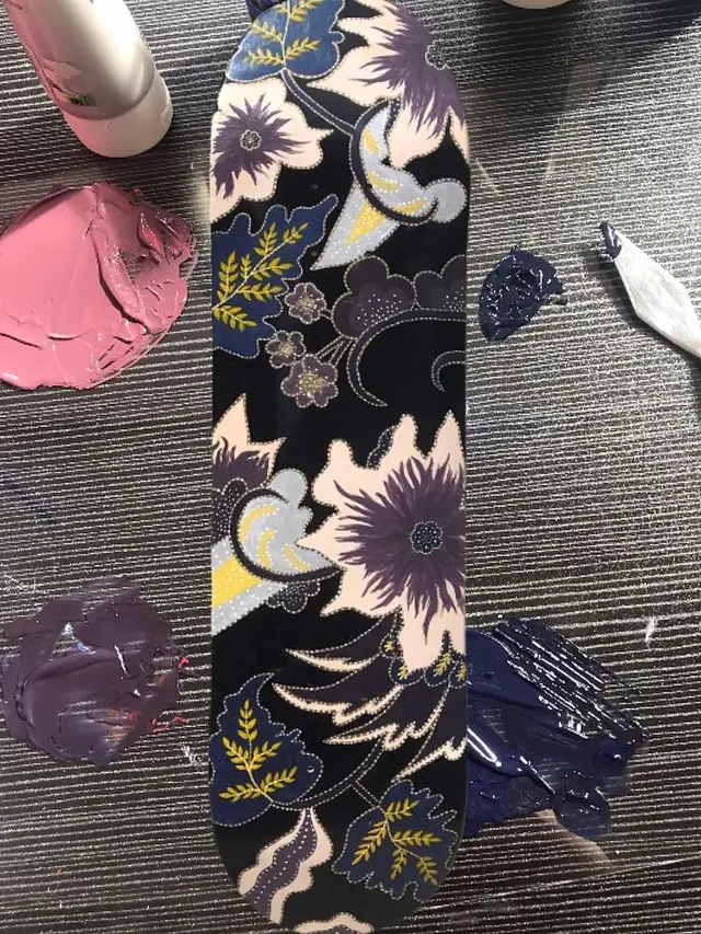 Remaja Ini Desain Papan Luncur dengan Batik Lukis, 3 Hasilnya Bikin Takjub