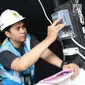 Aktivitas penyambungan penambahan daya oleh petugas PLN di Jakarta, Rabu (21/6). Menyambut lebaran, PLN memberikan bebas biaya penyambungan untuk rumah ibadah dan potongan 50 persen untuk pengguna selain rumah ibadah. (Liputan6.com/Immanuel Antonius)