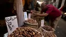 Warga saat membeli kurma di sebuah pasar di Kairo, Mesir, (24/5). Umat muslim di seluruh dunia bersiap untuk merayakan datangnya bulan suci Ramadan. (AP Photo / Amr Nabil)