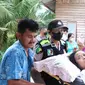 Warga Kabupaten Siak yang mengalami kelumpuhan saat dibawa Tim Biddokkes Polda Riau untuk berobat ke RUSD Arifin Ahmad. (LIputan6.com/M Syukur)