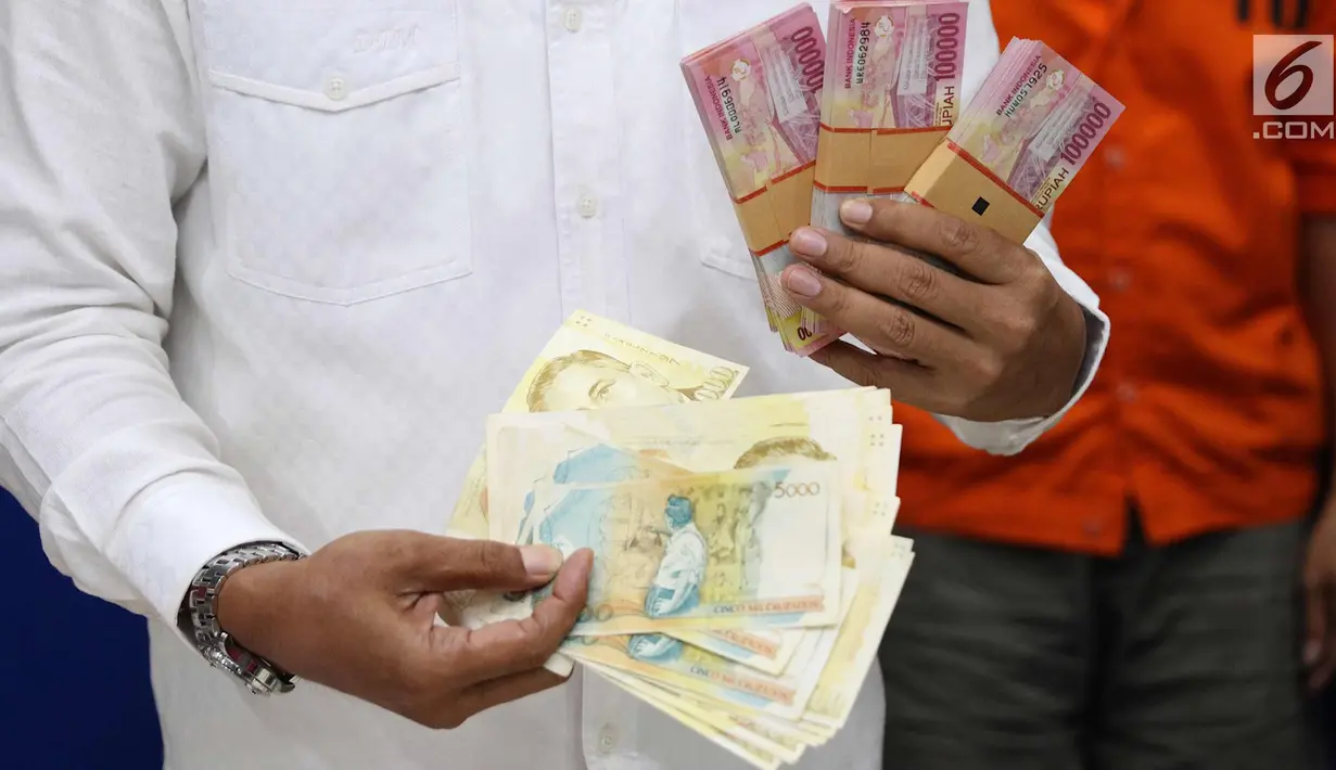 Barang bukti uang palsu diperlihatkan dalam konferensi pers, Jakarta Rabu (18/4). Petugas mengamankan barang bukti berupa enam lak uang palsu pecahan Rp100ribu, sebuah motor, dan peralatan pembuat uang palsu. (Liputan6.com/Immanuel Antonius)