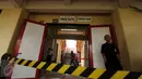 Anggota keamanan bersiaga di salah satu sudut pintu masuk Stadion Dipta, Gianyar, Bali, Minggu (30/8/2015). Jelang pembukaan turnamen Piala Presiden 2015, Stadion Kapten I Wayan Dipta dijaga ratusan personel keamanan. (Liputan6.com/Helmi Fithriansyah)