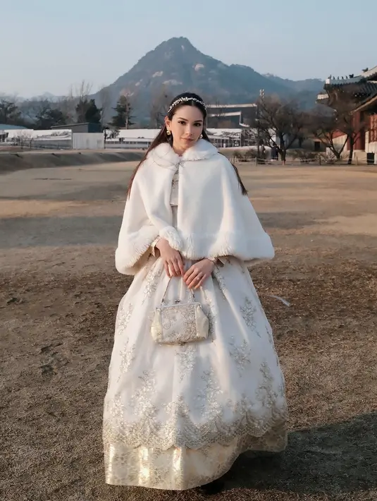 Yang pertama, Alyssa Daguise tampil dengan pesona ala princess Korea saat kenakan hanbok [@alyssadaguise]