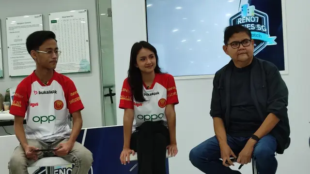 (ki-ka) BTR Zuxxy, Angie Marcheria, dan Aryo Meidianto A., PR Manager Oppo Indonesia (Liputan6.com/Giovani Dio Prasasti)