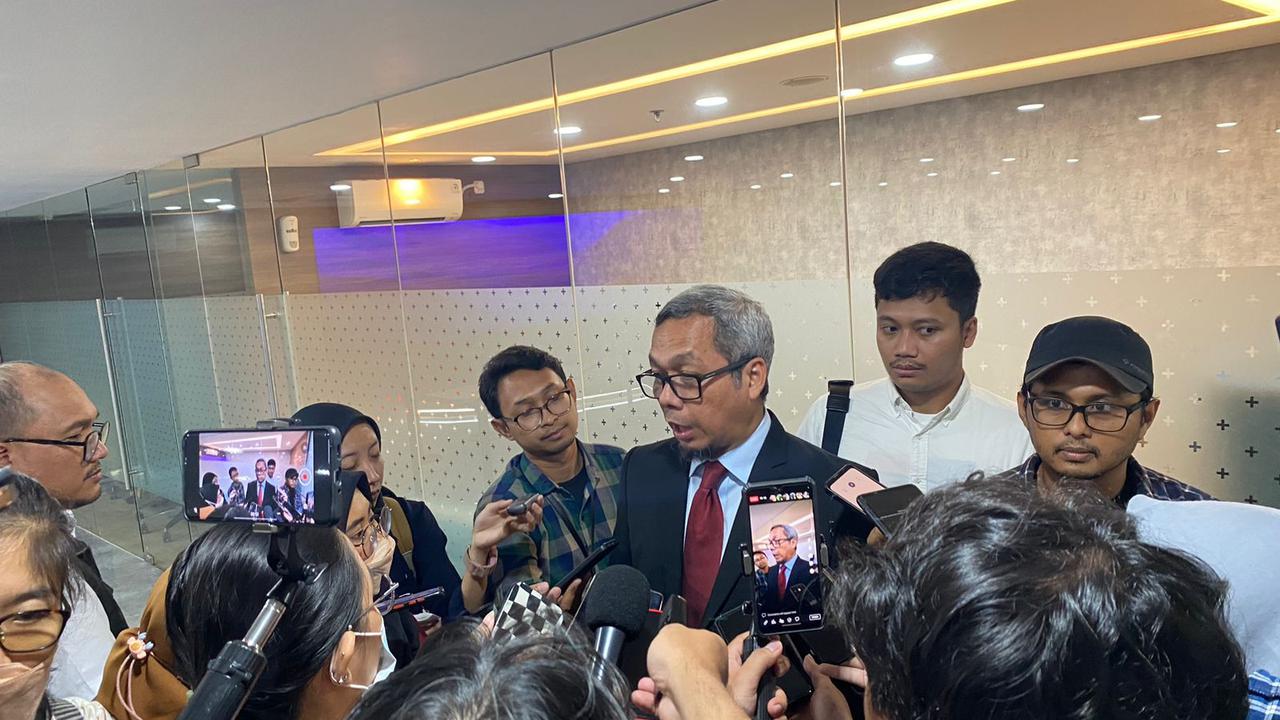 Dirjen Informasi dan Komunikasi Publik Kominfo Usman Kansong saat wawancara doorstop oleh jurnalis di Gedung Kominfo, Senin (17/7/2023).