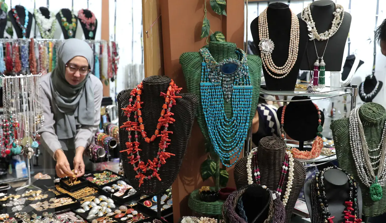 Peserta menjajakan hasil produk kerajinan tangan pada ajang pameran Indocraft 2015 di JCC, Jakarta, (18/11). Pameran tahunan ini menampilkan hasil kerajinan dari seluruh Indonesia. (Liputan6.com/Angga Yuniar)