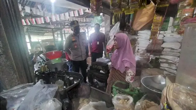 Kapolres Tasikmalaya AKBP Rimsyahtono, melakukan inspeksi minyak goreng di sejumlah pasar tradisionla dan modern di Pasar Singaparna, Tasikmalaya.