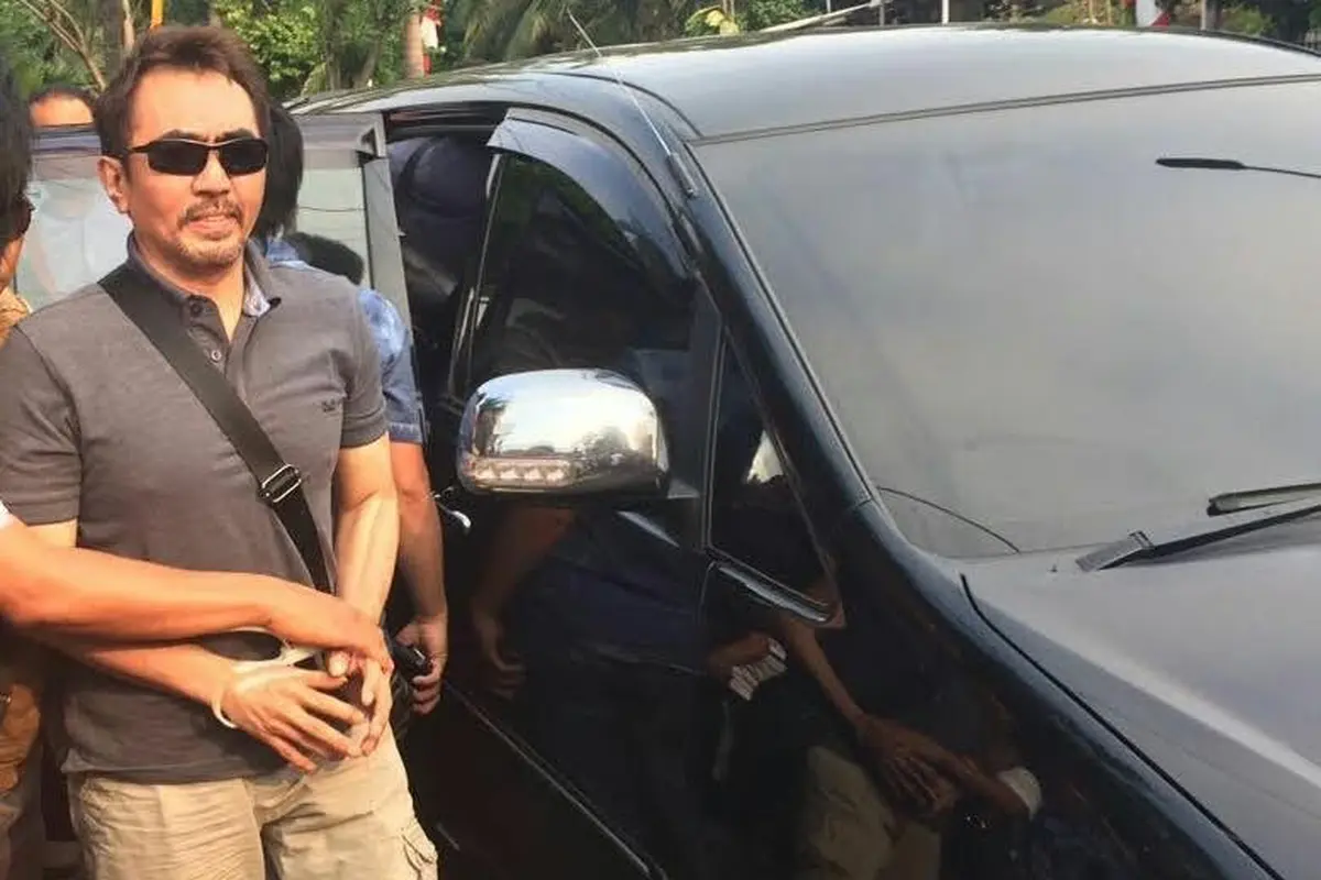 Gatot Brajamusti atau Aa Gatot tiba di rumahnya di Pondok Pinang, Jaksel. 