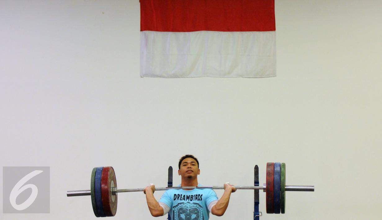 Lifter Eko Yuli Irawan saat melakukan latihan angkatan di PB PABBSI, Jakarta, Selasa (21/6/2016). Tim angkat besi dijadwalkan meninggalkan Indonesia, 8 Juli dan berlatih di Afrika Selatan hingga 28 Juli. (Liputan6.com/Helmi Fithriansyah)
