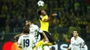 Pemain Real Madrid, Karim Benzema, berebut bola dengan pemain Borussia Dortmund, Pierre-Emerick Aubameyang, dalam laga kedua Grup F Liga Champions di Signal Iduna Park, Rabu (28/9/2016) dini hari WIB. (AFP/Odd Andersen)