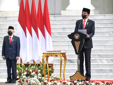 Presiden Joko Widodo atau Jokowi (kanan) didampingi Wakil Presiden Ma'ruf Amin menyampaikan pidato saat menjadi inspektur upacara HUT ke-76 TNI di halaman Istana Merdeka, Jakarta, Selasa (5/10/2021). (Foto: Istana Kepresidenan)