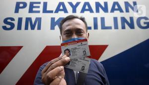 Warga menunjukkan SIM di Pelayanan SIM Keliling, Tangerang Selatan, Banten, Jumat (7/8/2020). Ditlantas Polda Metro Jaya memberi dispensasi bagi pemilik SIM yang masa berlakunya habis di masa pandemi COVID-19 bisa memperpanjang sampai akhir Agustus 2020. (merdeka.com/Dwi Narwoko)