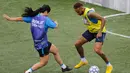 Bintang sepak bola Brasil, Neymar (kanan) mencoba menggocek lawan dalam turnamen untuk badan amal Neymar Junior Project Institute di Praia Grande, Sao Paulo, Brasil, Sabtu (21/7). (AP Photo / Nelson Antoine)