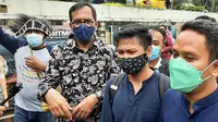 Koalisi Bersihkan Indonesia dan Koaliasi Masyarakat Sipil mendatangi Polda Metro Jaya pada Rabu (23/3/2022) untuk melaporkan Menko Marves Luhut Binsar Pandjaitan. (Liputan6.com/Ady Anugrahadi)