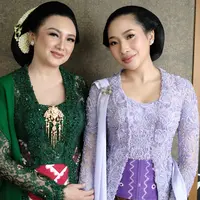 Tata Cahyani dan Gayanti Hutami tampil mangling dalam balutan kebaya dan makeup bernuansa Jawa. (Foto: Instagram/ @louisedaniellaa)