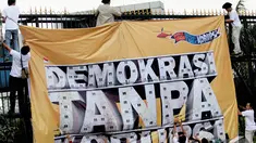 Aktivis Indonesia Corruption Watch (ICW) memperingati Hari Anti Korupsi Sedunia, Jakarta, Selasa (9/12/2014). (Liputan6.com/Faizal Fanani)