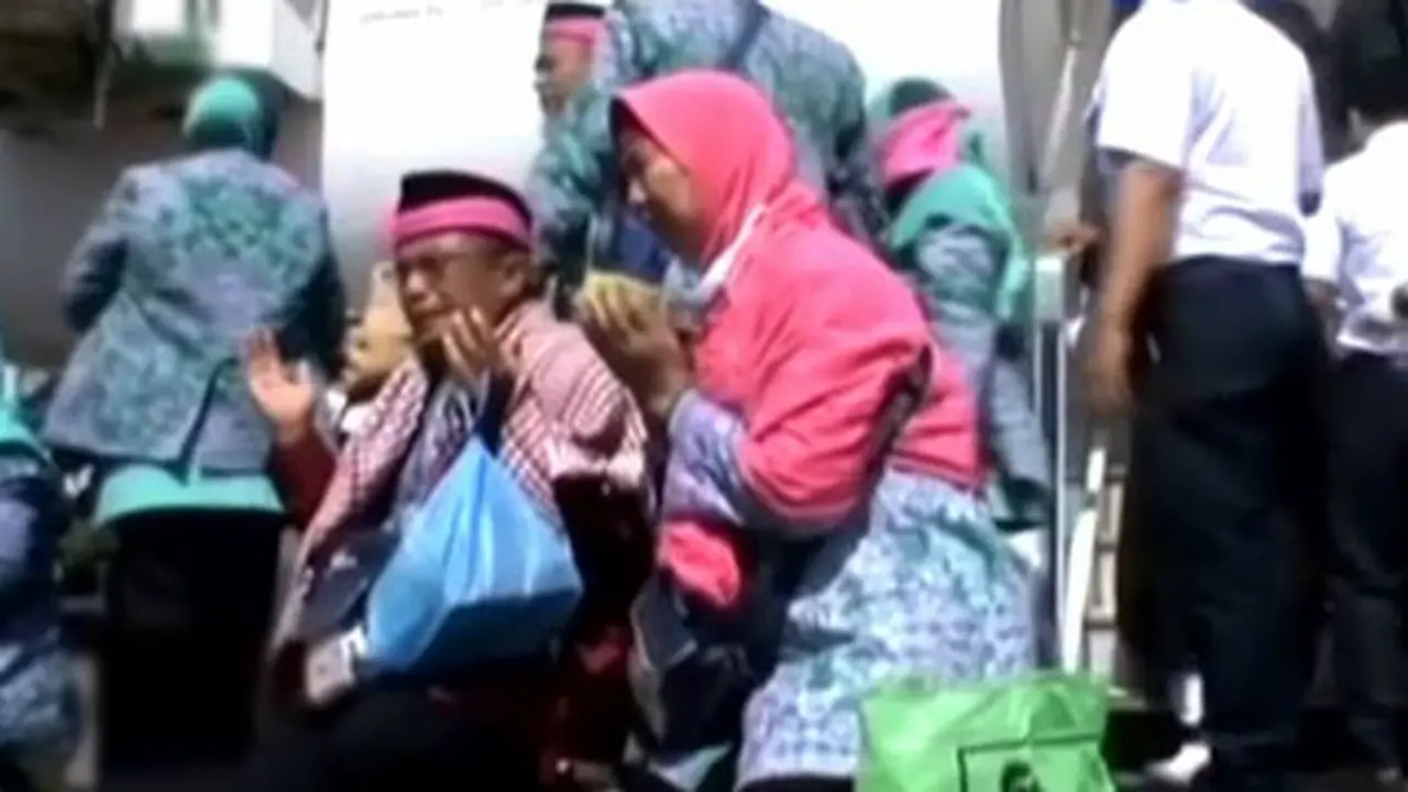 Jemaah-Haji-Kloter1-Tiba