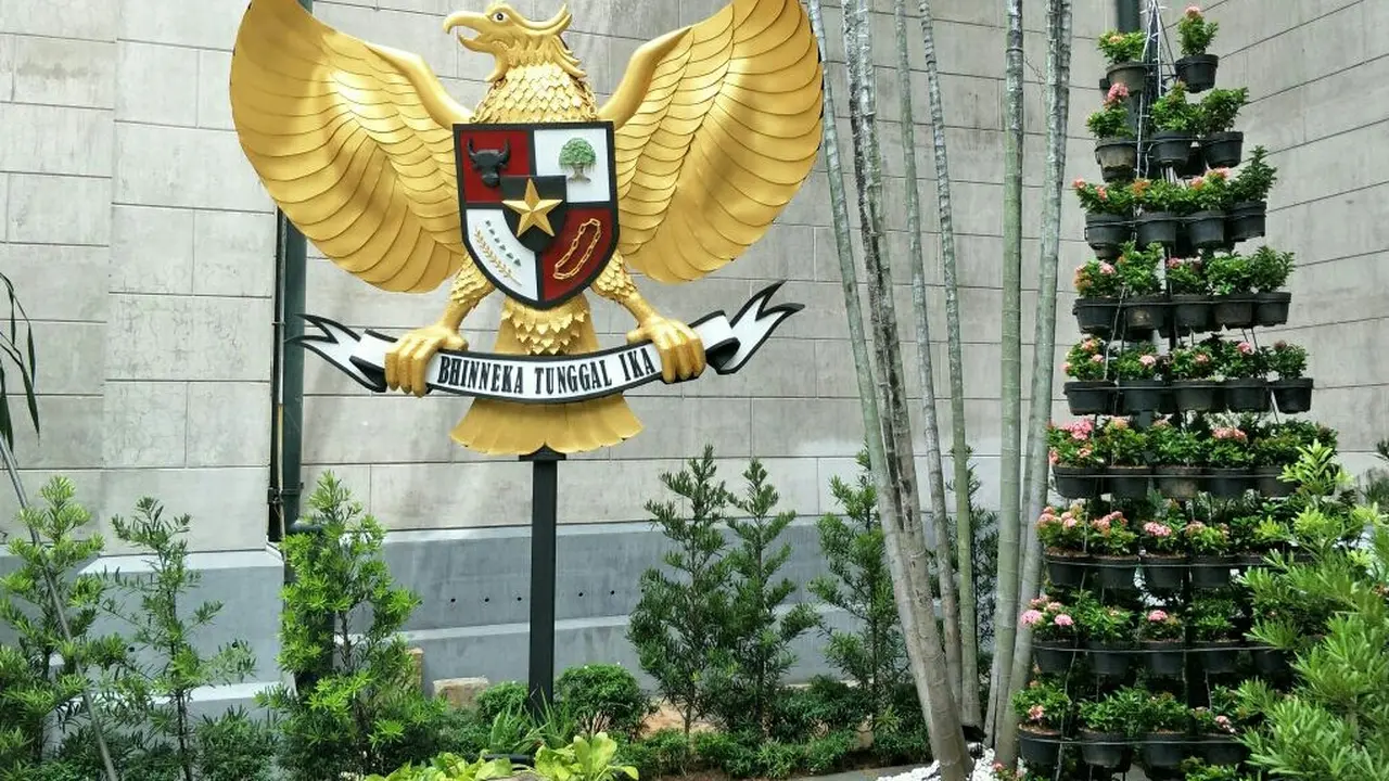 Hiasan Garuda Pancasila di halaman depan Gereja Katedral, Jakarta (Liputan6.com/Putu Merta Surya Putra)