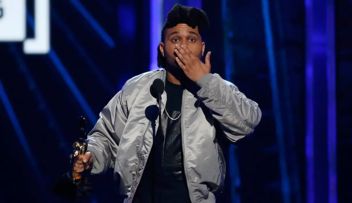Penyanyi The Weeknd saat menerima penghargaan di ajang Billboard Music Awards 2016, T-Mobile Arena, Las Vegas, (22/5). Sebanyak 44 kategori diperebutkan dalam Billboard Music Awards tahun ini. ( REUTERS/Mario Anzuoni)