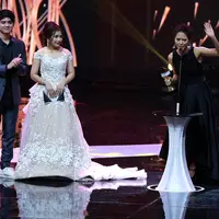 Lala Karmela menerima penghargaan untuk Kategori Pendatang Baru Wanita Terbaik dalam Indonesian Box Office Movie Awards (IBOMA) 2016. (Deki Prayoga/Bintang.com)
