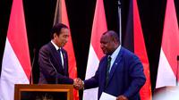 Presiden Joko Widodo atau Jokowi saat melakukan pertemuan dengan Perdana Menteri (PM) Papua Nugini James Marape di APEC Haus, pada Rabu, (5/7/2023). (Foto: Rusman - Biro Pers Sekretariat Presiden)