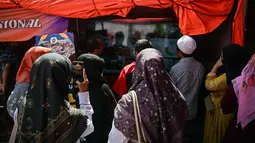 Hingga Senin 6 Oktober 2025, jumlah korban tewas akibat runtuhnya bangunan musala di Pondok Pesantren Al Khoziny di Sidoarjo, Jawa Timur yang telah dievakuasi kian meningkat, sementara tim pencari dan penyelamat gabungan terus berupaya mencari lebih dari 12 orang yang masih dinyatakan hilang. (JUNI KRISWANTO/AFP)