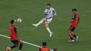 Pemain Argentina Lionel Messi melakukan tendangan yang mengenai wajah Mikel Merino selama pertandingan final Piala Dunia sepak bola antara Spanyol dan Argentina di East Rutherford, N.J., dekat New York, Minggu, 19 Juli 2026. (AP Photo/Adam Hunger)
