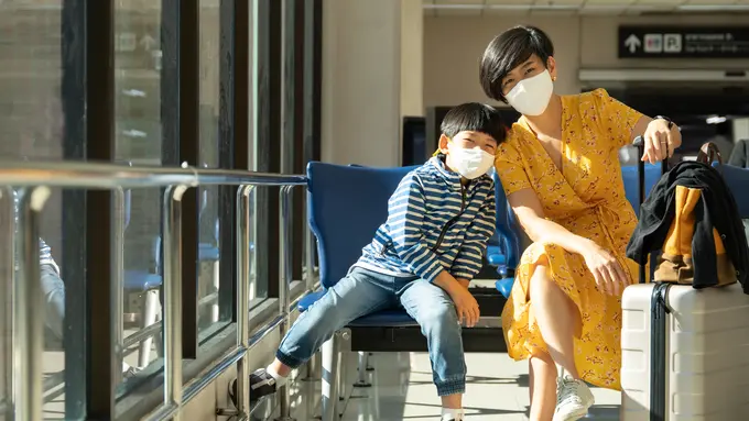 melakukan perjalanan pandemi traveling ibu dan anak