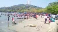 Suasana Pantai Kelapa Tujuh, Cilegon, Banten, saat libur Lebaran. (Liputan6.com/Yandhi Deslatama)