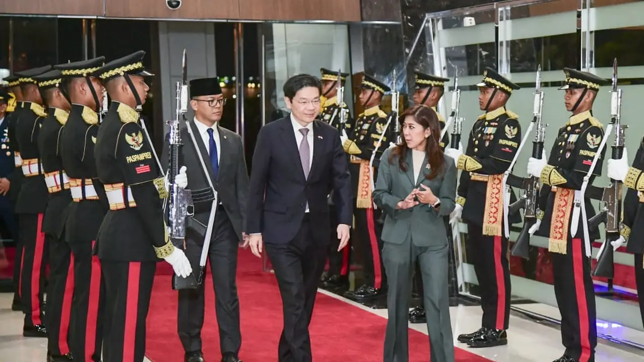 Kedatangan PM Singapura Lawrence Wong disambut Menteri Luar Negeri Sugiono, Menteri Komunikasi dan Digital Meutya Hafid, serta Duta Besar RI untuk Singapura Suryo Pratomo.