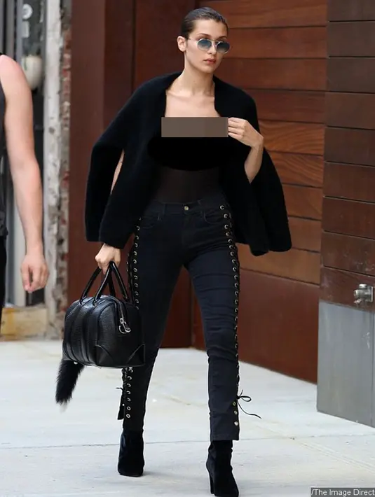 Dengan rasa santai nya Bella Hadid terus berjalan tanpa memperdulikan paparazi yang mengelilingi nya. Ia nampak memasang wajah datar tanpa ekspresi. (Dailymail/Bintang.com)