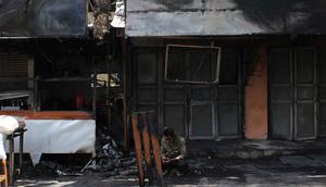 Upaya penagihan tersebut berakhir tragis. Tampak dalam foto, warga beristirahat di depan puing-puing bangunan usai kebakaran yang melanda deretan kios di kawasan Kalibata, Jakarta Selatan, pada Jumat (12/12/2025). (merdeka.com/magang/Rendi Saputra)