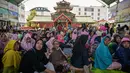 Bantuan ini untuk meringankan beban ekonomi warga saat bulan Ramadan dan menjelang Hari Raya Idul Fitri. Tampak dalam foto, warga mengantre untuk menerima bantuan uang tunai di masjid Cheng Hoo, Surabaya, Jawa Timur pada Rabu 4 Maret 2026. (JUNI KRISWANTO/AFP)