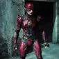 The Flash dalam Justice League. (mynews13.com)