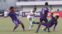 Pemain  PSS Sleman, Rangga Muslim, melepaskan tendangan ke gawang Persita Tangerang pada laga Liga 2 di Stadion Benteng Taruna, Tangerang, Jumat (26/10/2018). Kedua tim bermain imbang 1-1. (Bola.com/M Iqbal Ichsan)